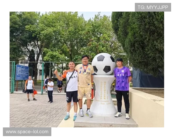 足球星辉映画笔间 跨越绿茵场的艺术魅力与创作之道